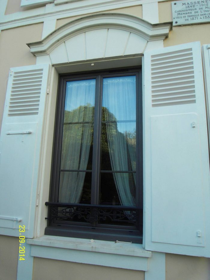 Fenêtre aluminium gris anthracite sur mesure