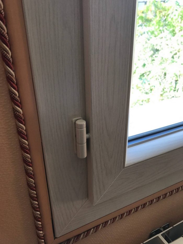 Fenêtre PVC imitation bois blanc
