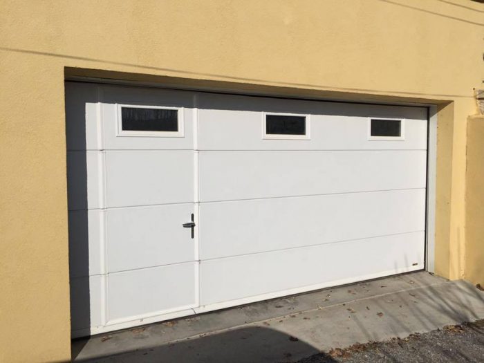 grande porte de garage sectionnelle blanche avec portillon