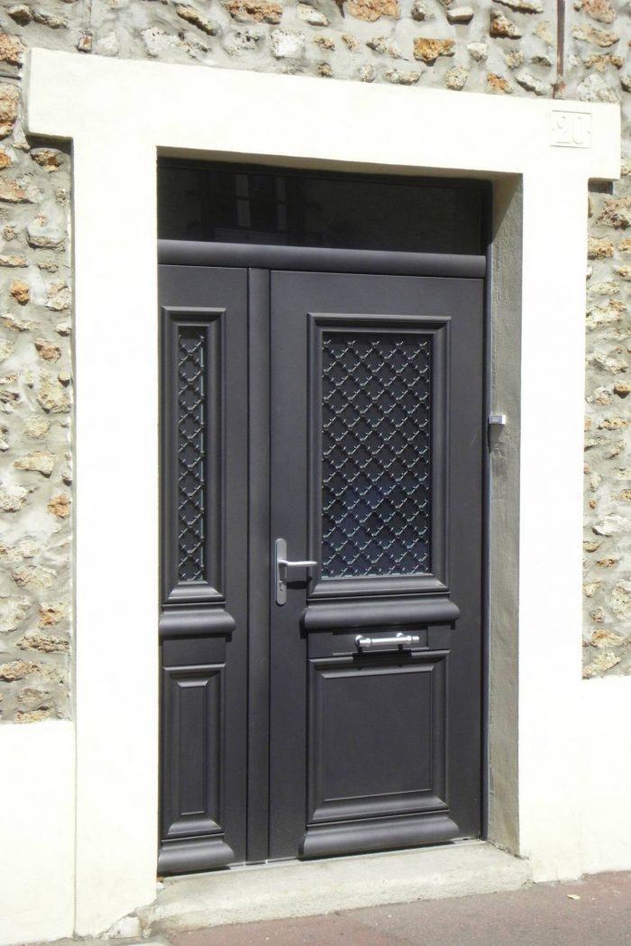 Porte d'entrée aluminium avec grille