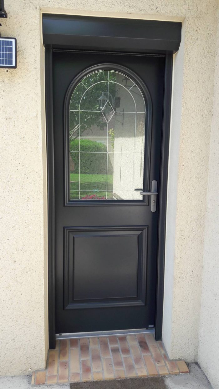 porte d'entrée aluminium classique vitrage arrondi