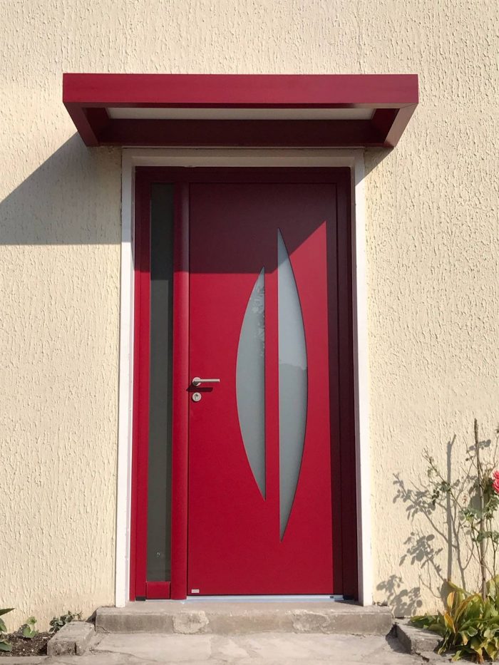 Porte d'entrée aluminium avec demi-lune et marquise