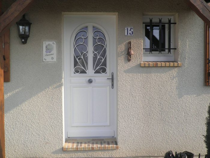 Porte d'entrée bois blanc cintrée avec grille