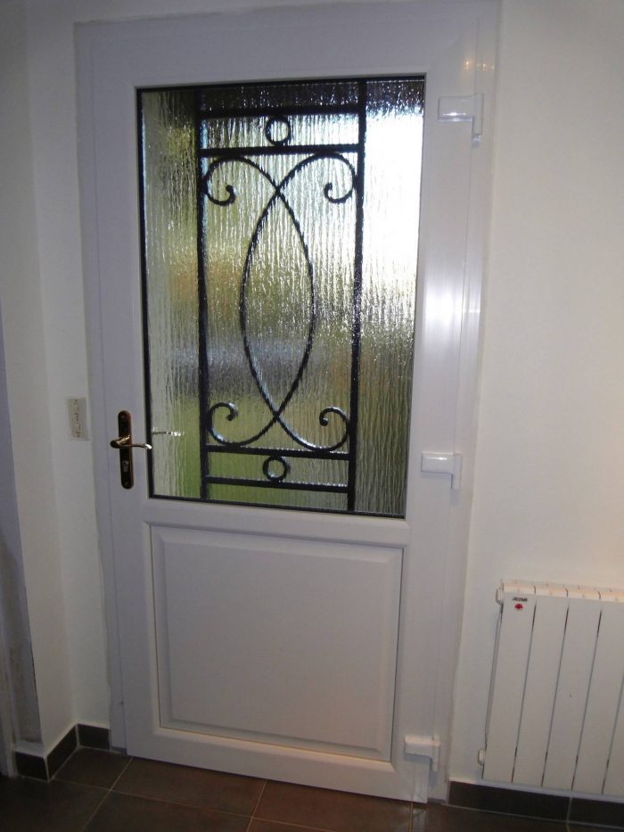 Porte d'entrée PVC avec grille