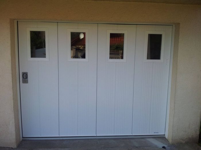Porte de garage coulissante avec portillon intégré