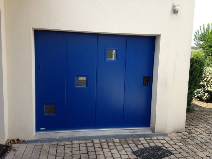 Porte de garage coulissante design avec hublot et portillon