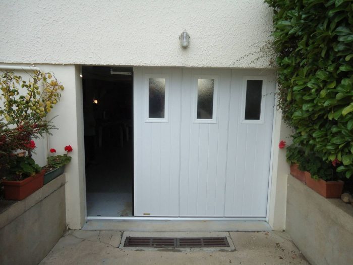 Porte de garage coulissante électrique avec portillon