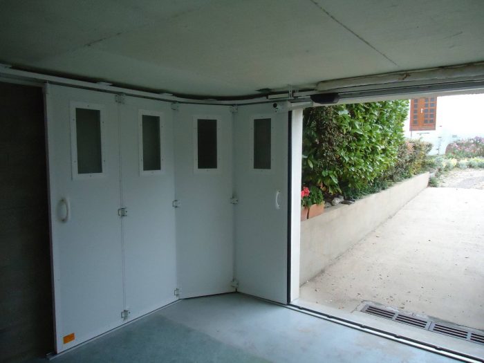 Porte de garage coulissante latérale électrique