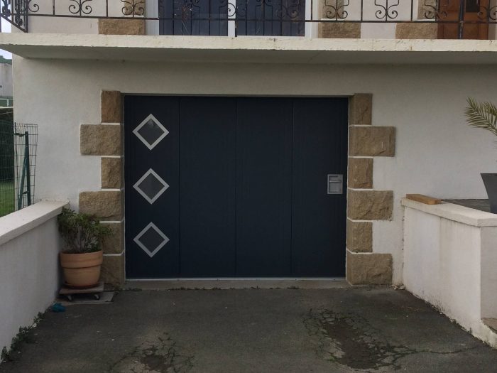 Porte de garage coulissante sur mesure avec portillon intégré