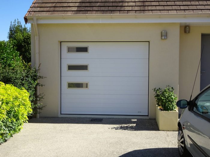 porte-de-garage-sectionnelle avec hublot rectangulaire