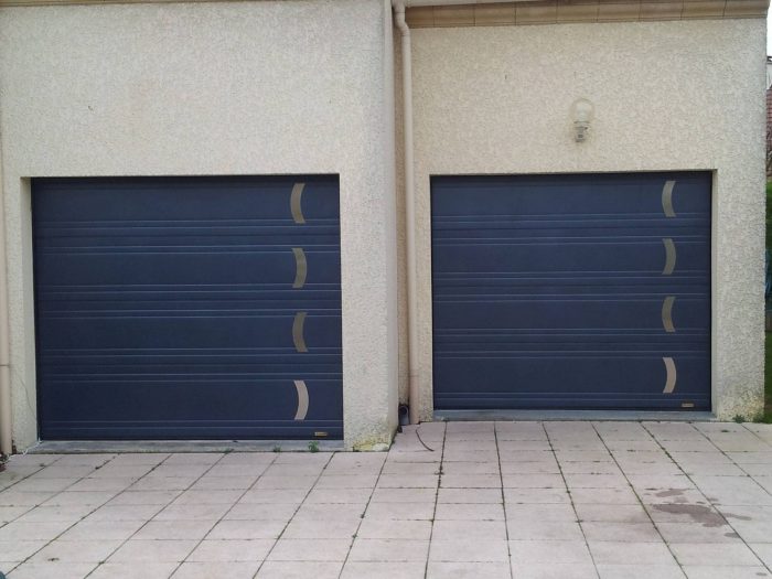 Porte de garage sectionnelle avec inserts