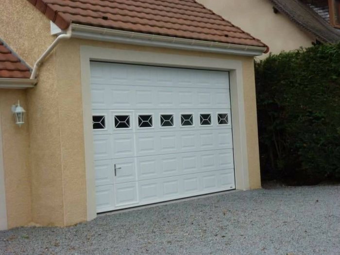 Porte de garage sectionnelle avec moulures