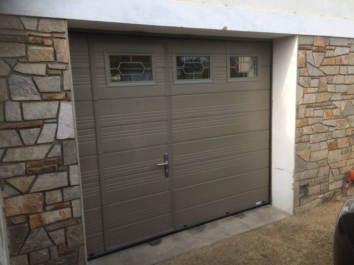 Porte de garage sectionnelle avec porte intégrée moderne
