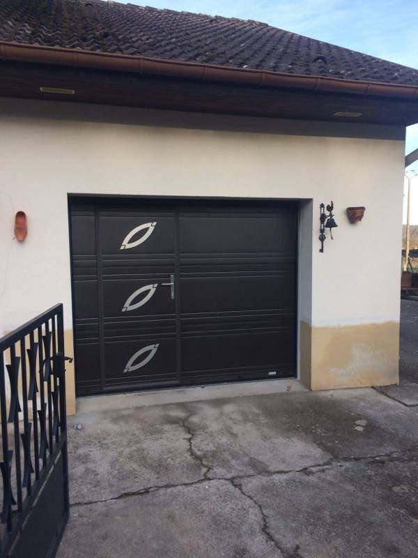 Porte de garage sectionnelle avec portillon design