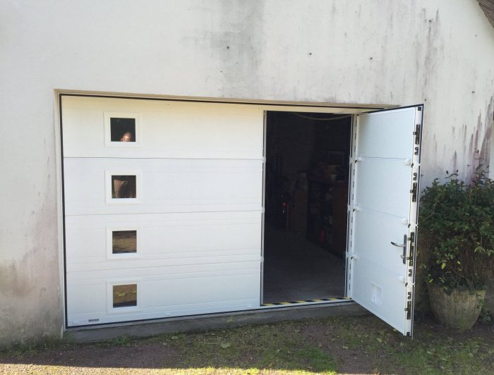 Porte de garage sectionnelle avec portillon et hublot