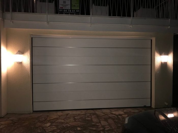 Porte de garage sectionnelle grande largeur sur mesure