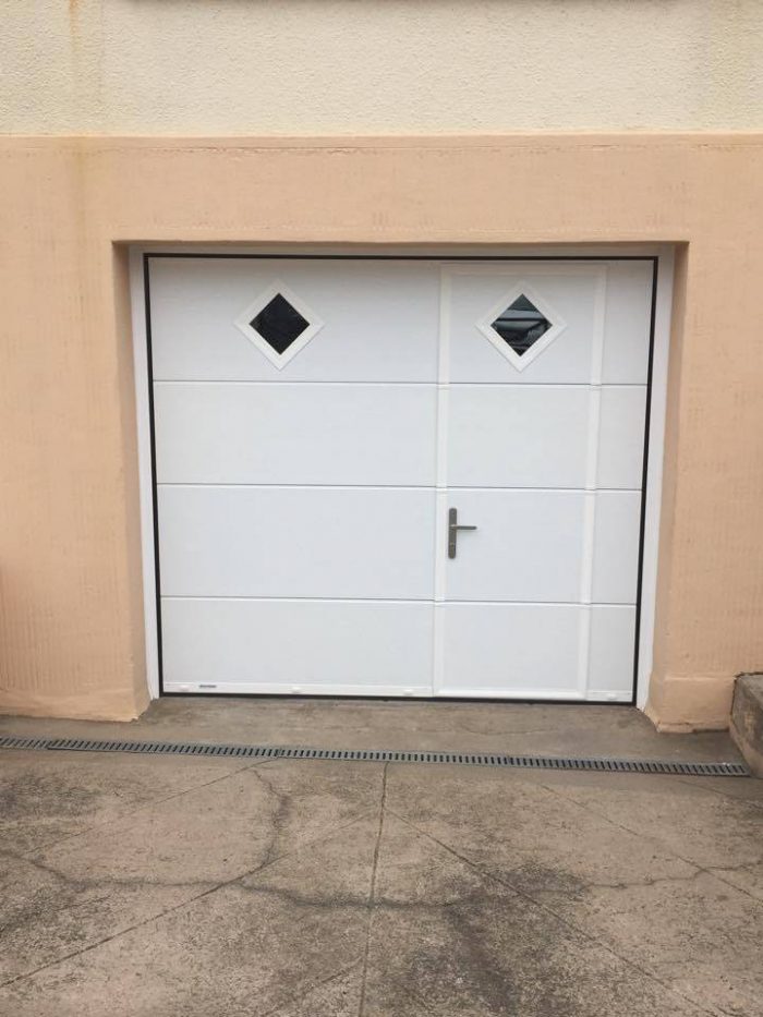 Porte de garage sectionnelle motorisée avec portillon