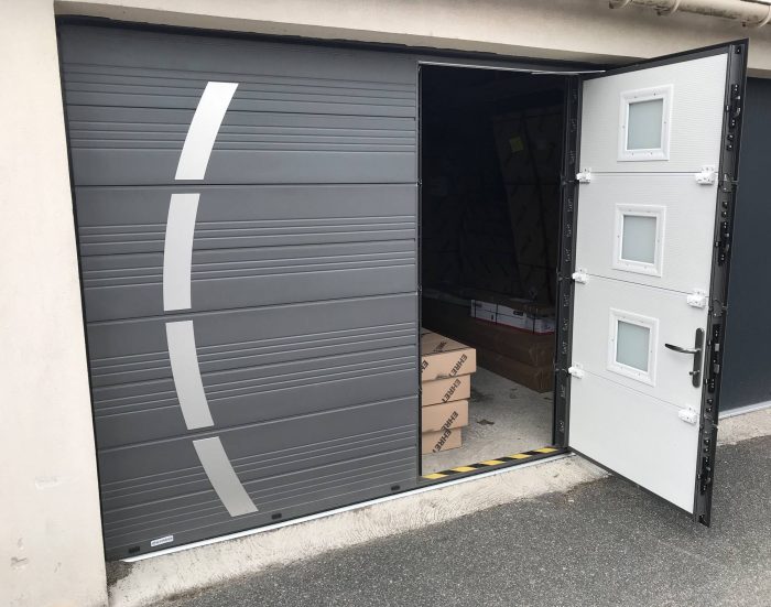 Porte de garage sectionnelle motorisée avec portillon et hublot