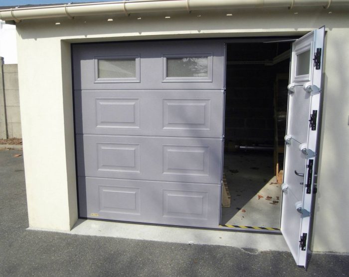 Porte de garage sectionnelle motorisée avec portillon sur mesure