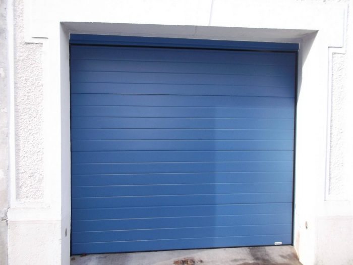 Porte de garage sectionnelle motorisée bleu