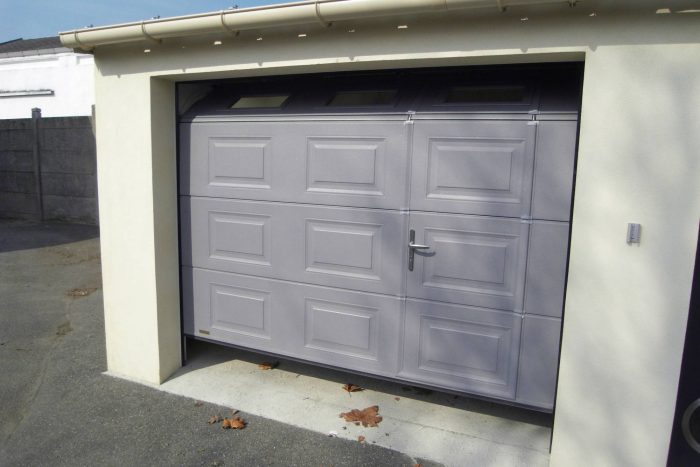 Porte de garage sectionnelle électrique sur mesure avec portillon