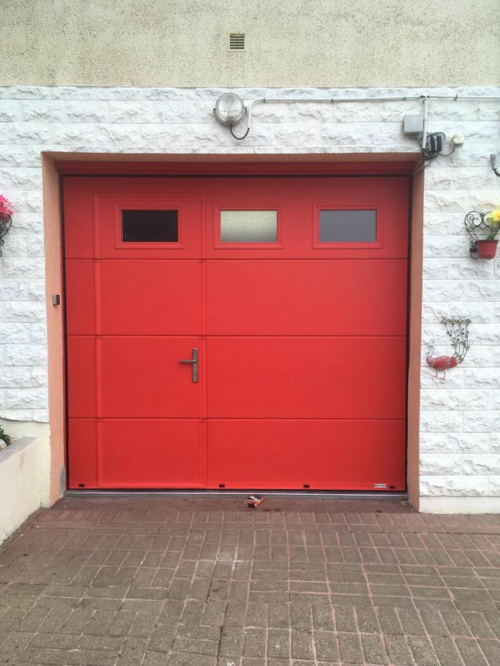 Porte de garage sectionnelle rouge avec porte intégré
