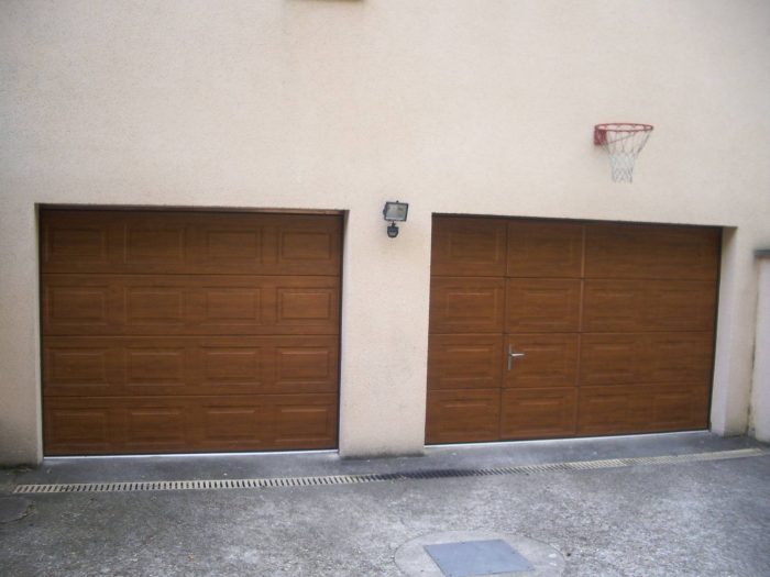 Porte de garage sectionnelle sur mesure avec portillon