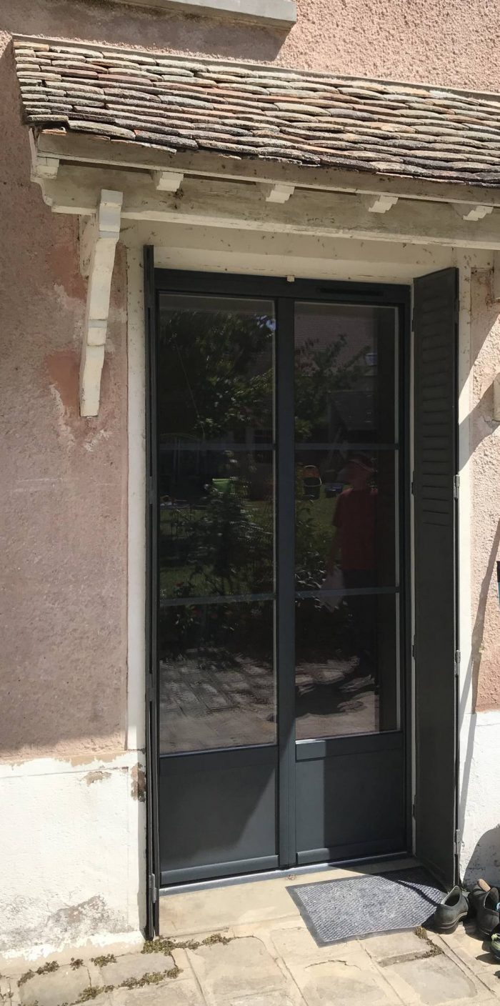 Porte fenêtre gris anthracite