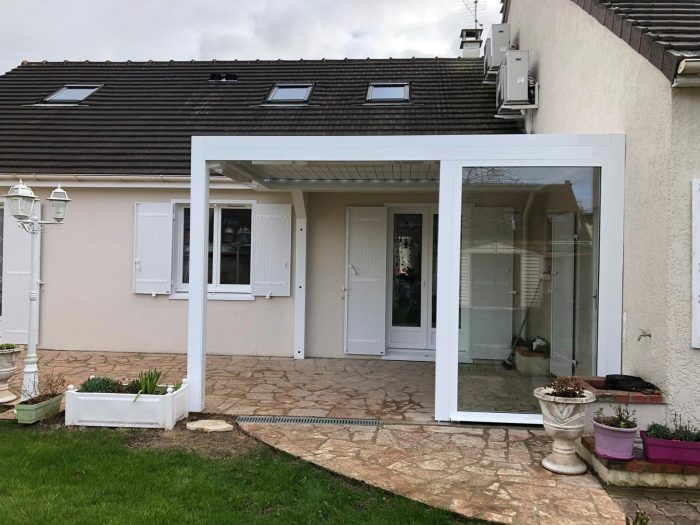 Pergola avec un côté vitré